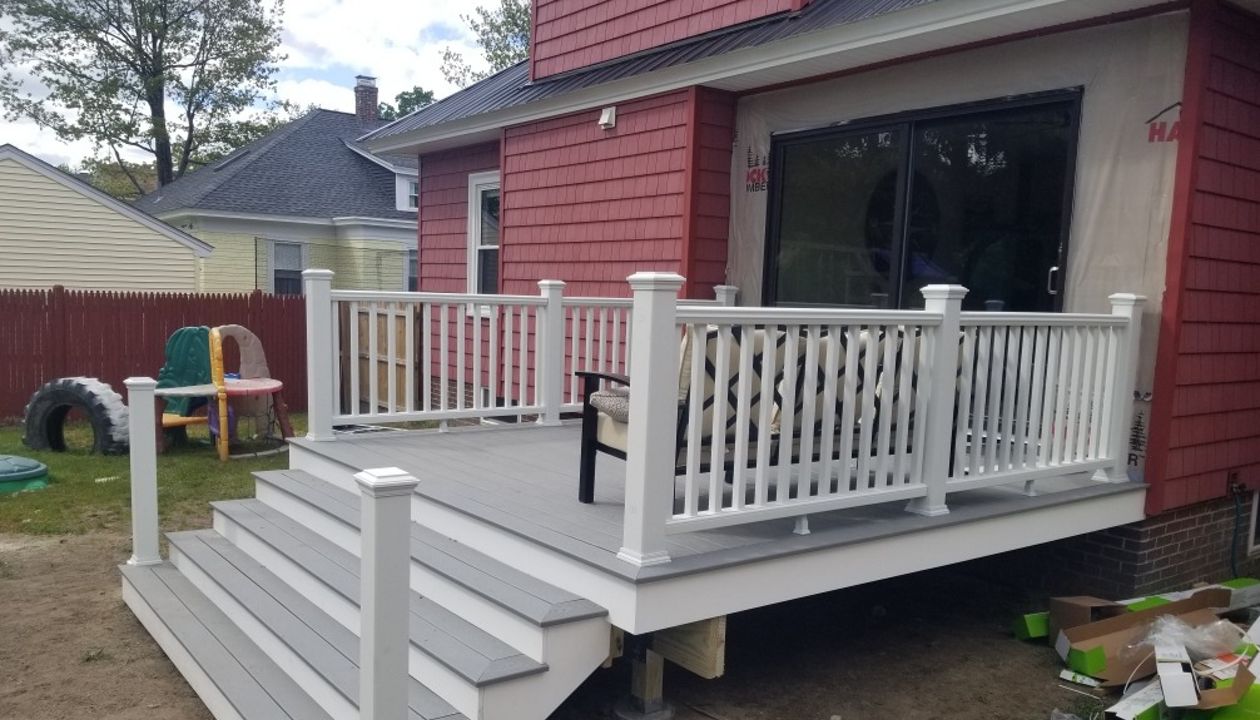 Trex Select Decking with Trex Transcend Railing