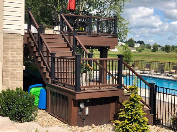 Trex Transcend Spiced Rum and Lava Rock decking with Transcend railing in Charcoal Black and Tree House with black aluminum balusters in Kent, OH