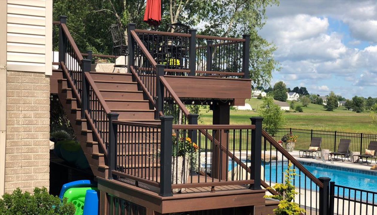 Trex Transcend Spiced Rum and Lava Rock decking with Transcend railing in Charcoal Black and Tree House with black aluminum balusters in Kent, OH