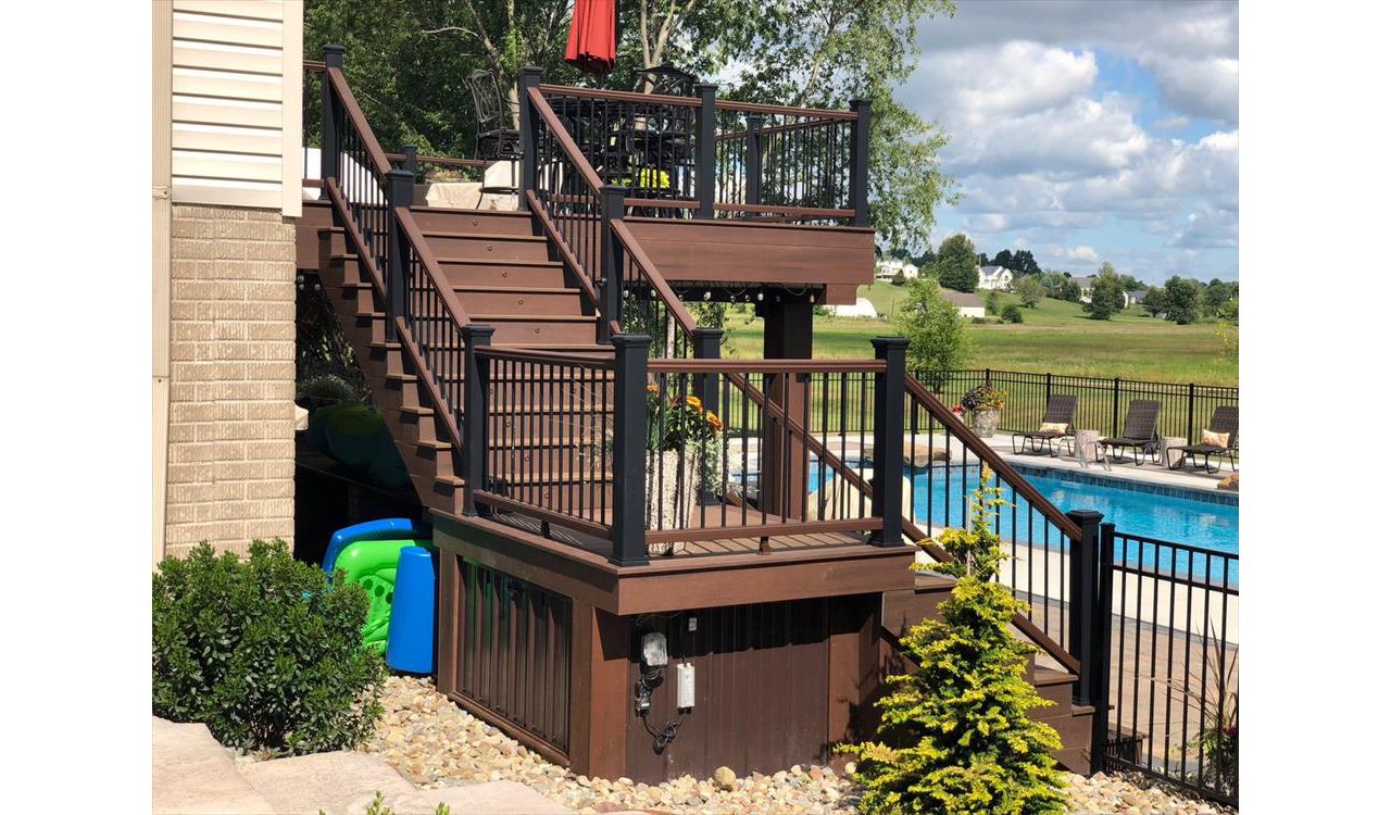 Trex Transcend Spiced Rum and Lava Rock decking with Transcend railing in Charcoal Black and Tree House with black aluminum balusters in Kent, OH