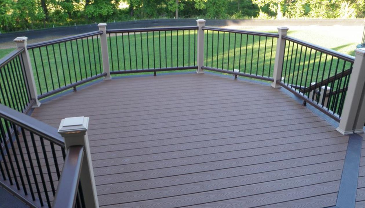 Trex Select Saddle Decking, Vintage Lantern Transcend Railing