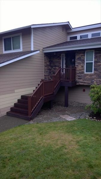 Trex Woodland Brown entry deck w/ Vintage Lantern railing