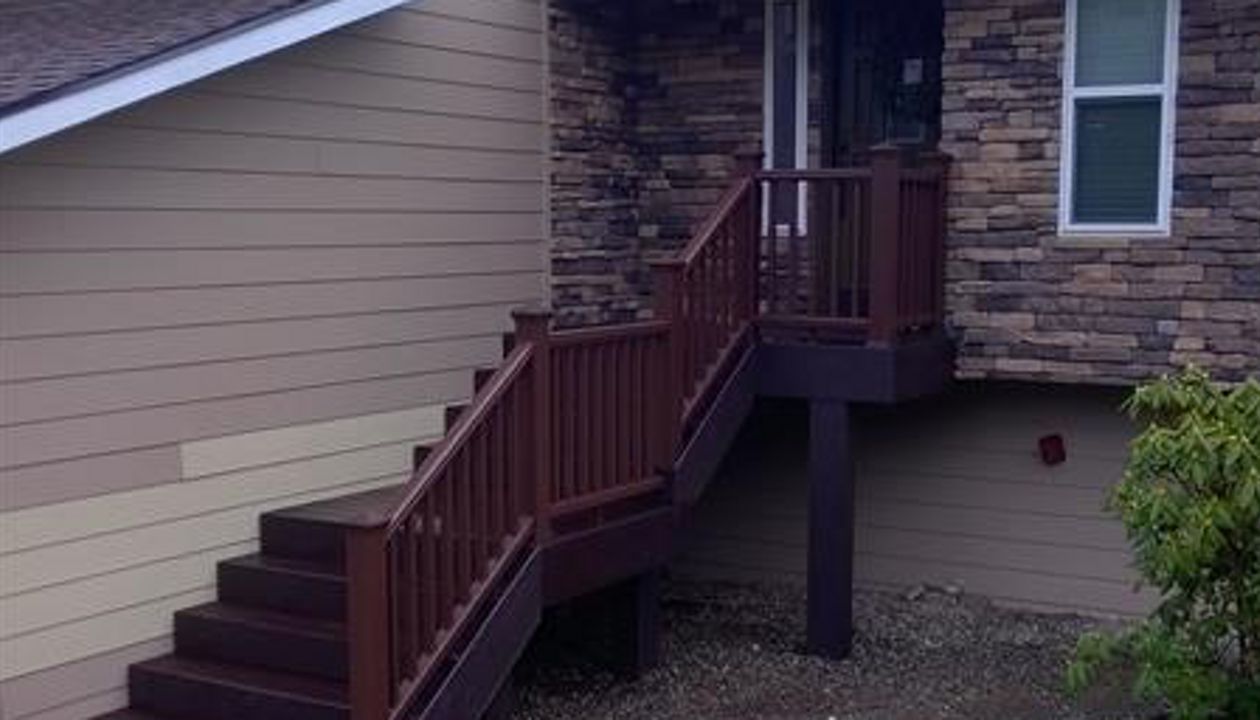 Trex Woodland Brown entry deck w/ Vintage Lantern railing