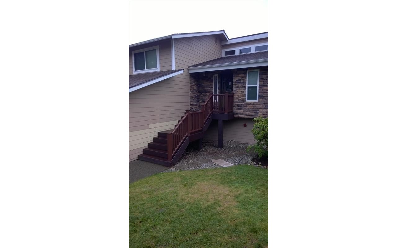 Trex Woodland Brown entry deck w/ Vintage Lantern railing