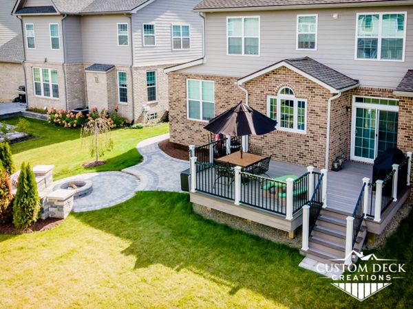 Trex Enhance Naturals Rocky Harbor decking built with black Trex Signature aluminum railing. Stairs custom inlayed with two Trex colors: Rocky Harbor and Coastal Bluff.