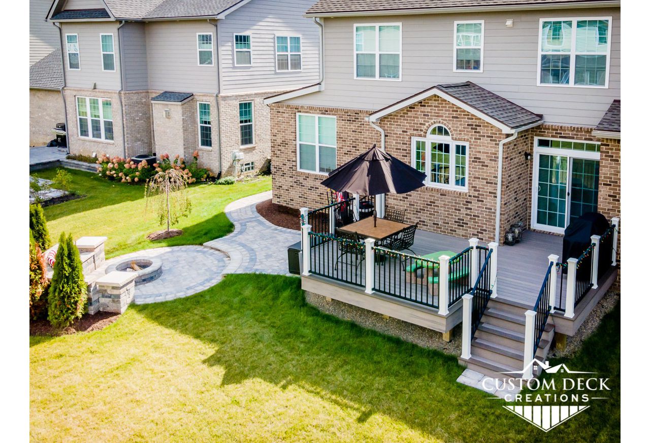 Trex Enhance Naturals Rocky Harbor decking built with black Trex Signature aluminum railing. Stairs custom inlayed with two Trex colors: Rocky Harbor and Coastal Bluff.