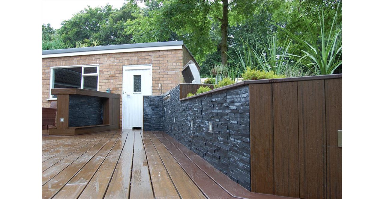 Large outdoor cooking and dining space in Lymm, Cheshire using Trex Transcend Vintage Lantern for the borders and upstands with Spiced Rum for the main deck area
