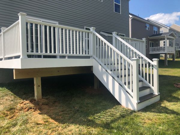 TREX Transcend classic white railing. TREX Enhance Clam Shell decking