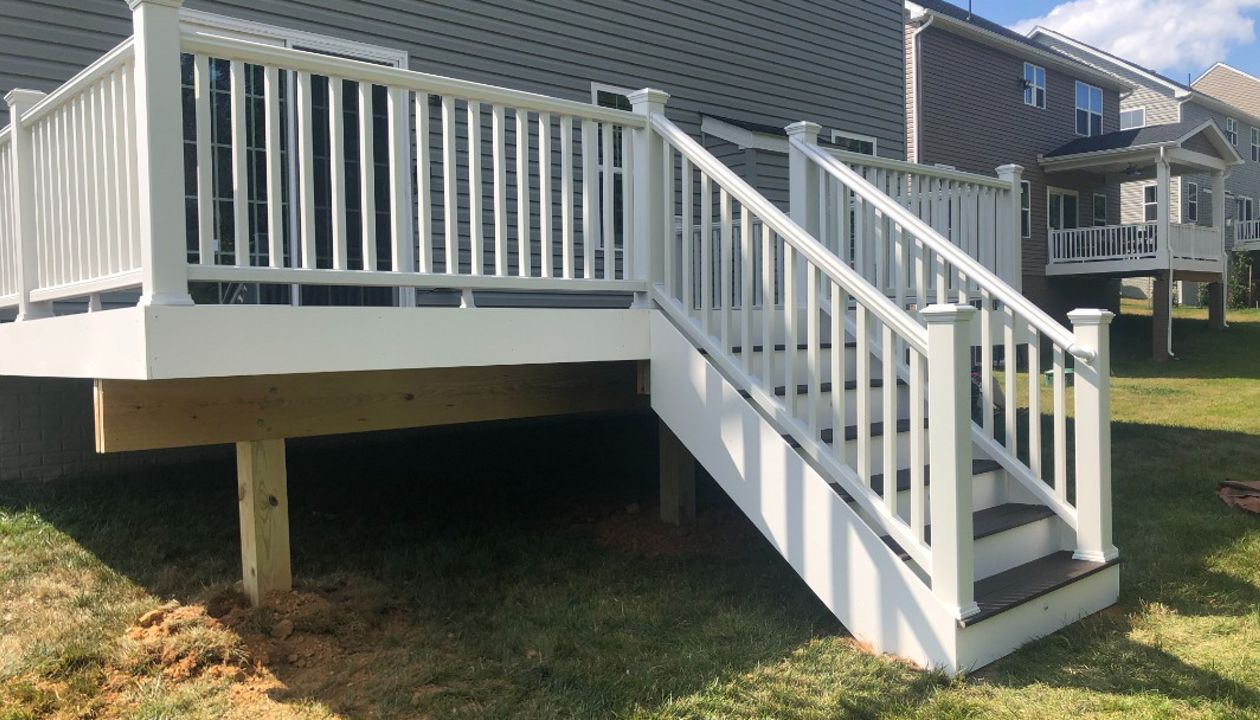 TREX Transcend classic white railing. TREX Enhance Clam Shell decking