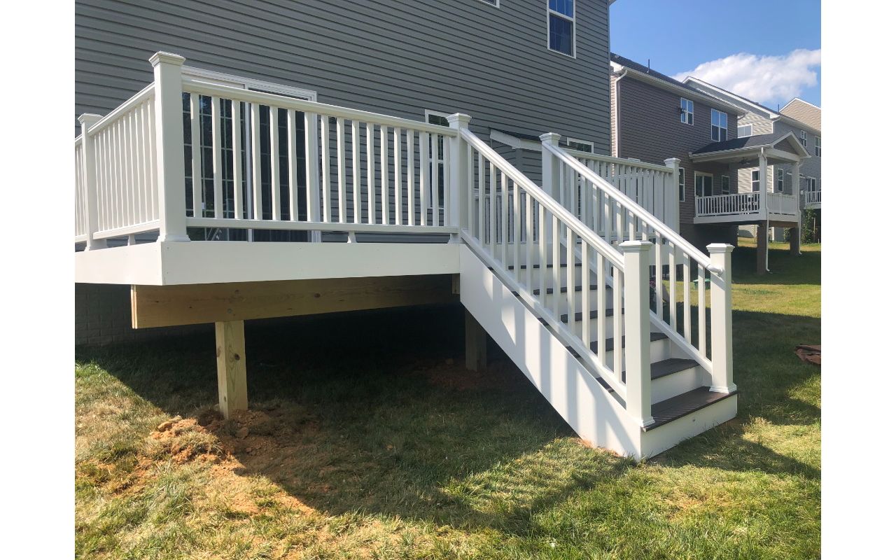 TREX Transcend classic white railing. TREX Enhance Clam Shell decking