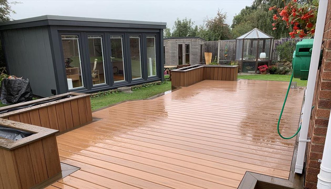 Trex Transcend Tiki Torch deck and Planters with Spiced Rum border