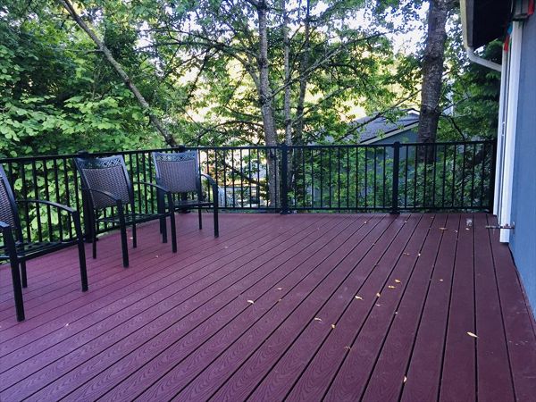 Trex Select Madeira Decking with Black Trex Signature Railing.