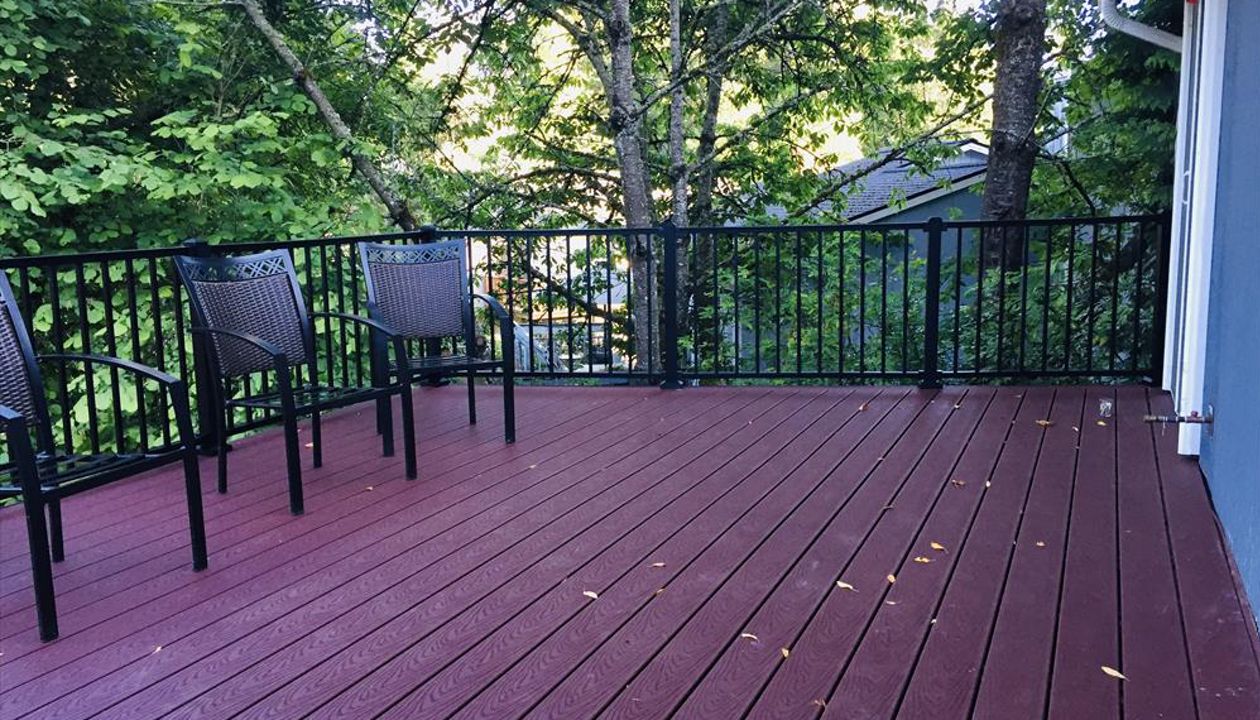 Trex Select Madeira Decking with Black Trex Signature Railing.