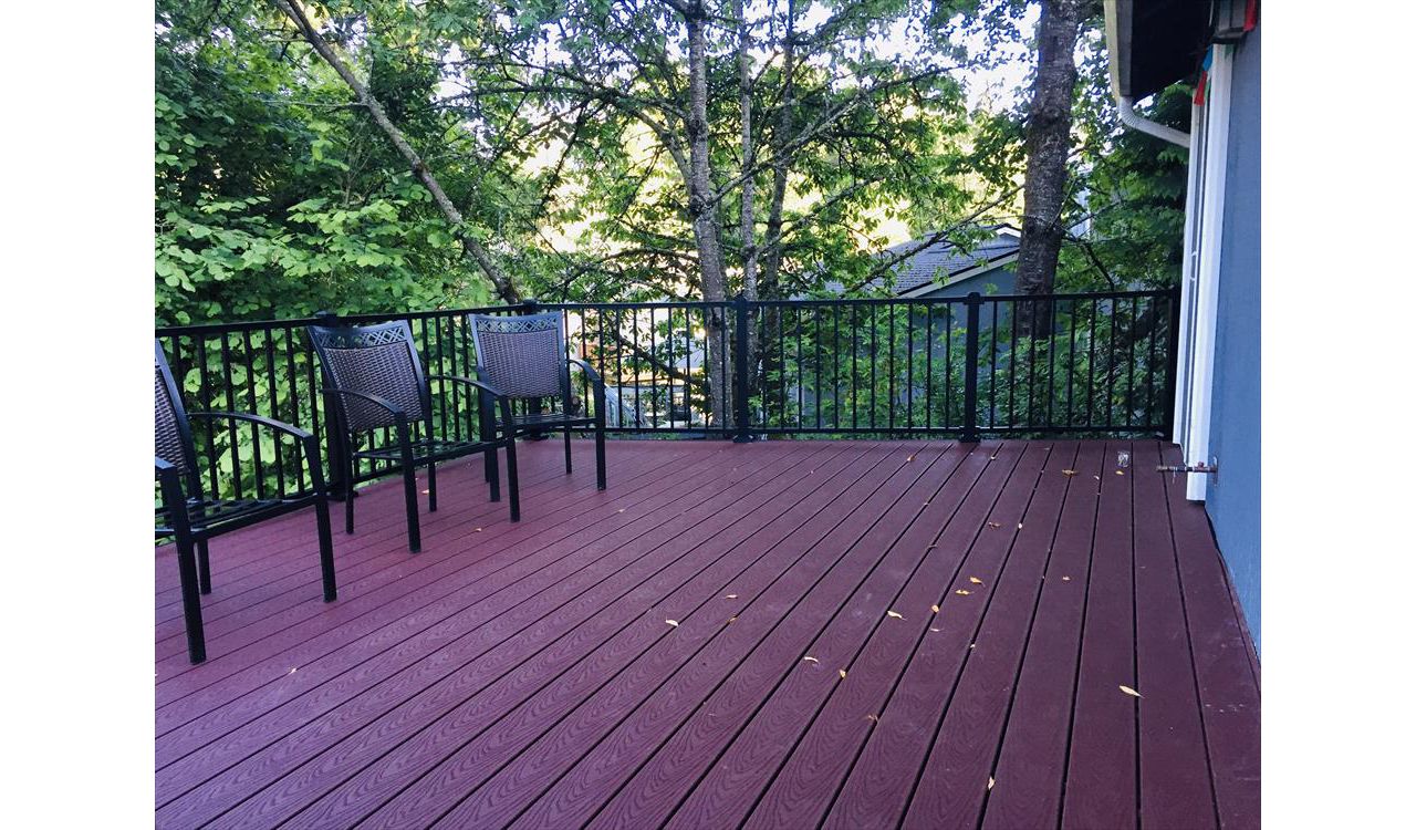 Trex Select Madeira Decking with Black Trex Signature Railing.