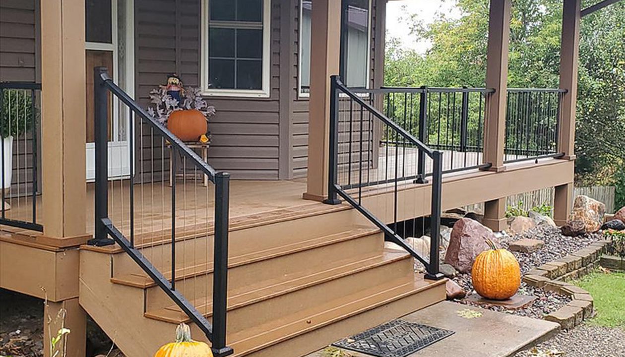 Trex Composite Enhance Basics Decking in Beach Dune color with Trex Select Decking in Saddle color for the Borders/Stairs in Forest Lake, MN area