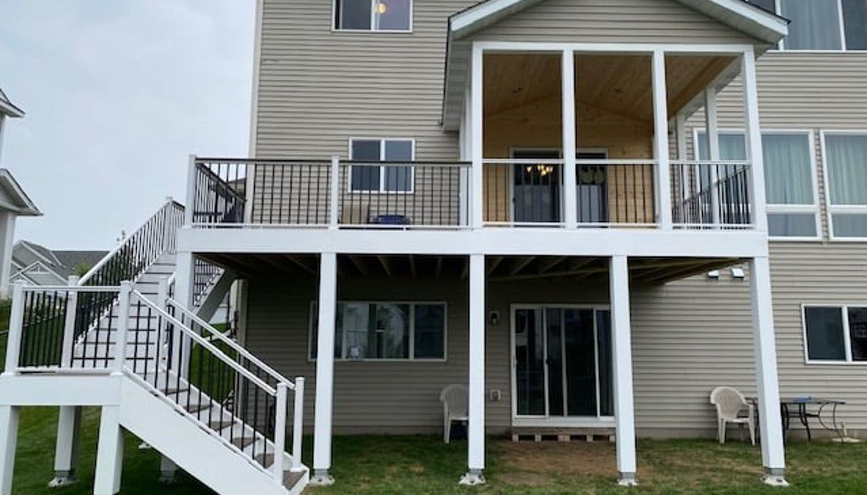 Trex Transcend Tropical Deck & Screen Porch with Alum Railing