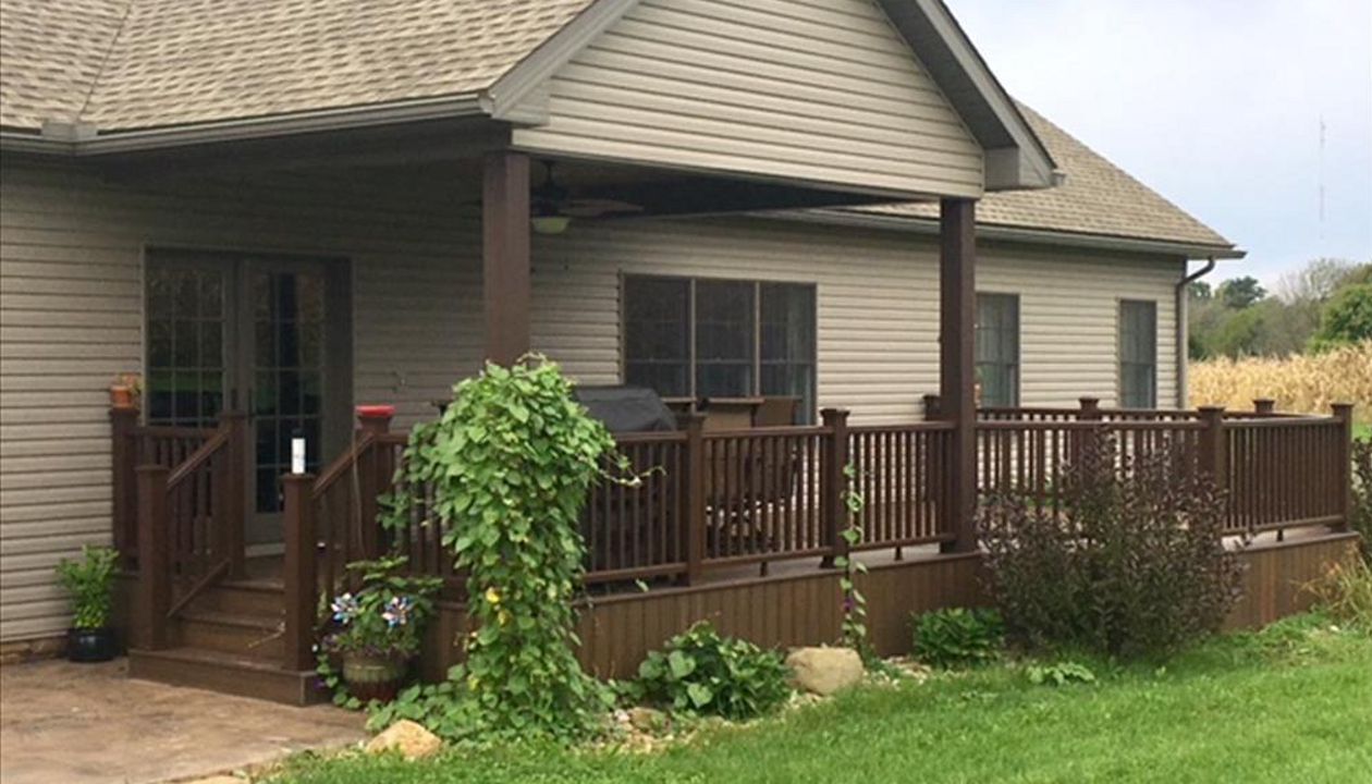 Trex Transcend Vintage Lantern railing