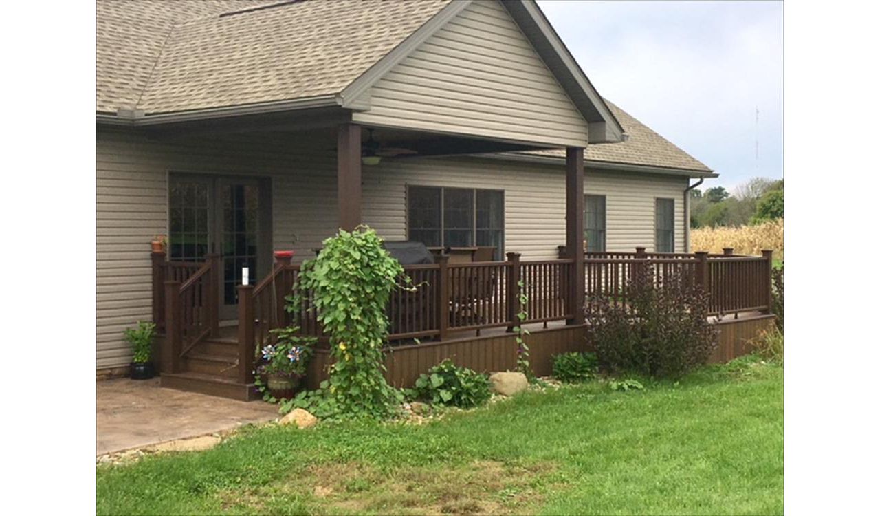Trex Transcend Vintage Lantern railing