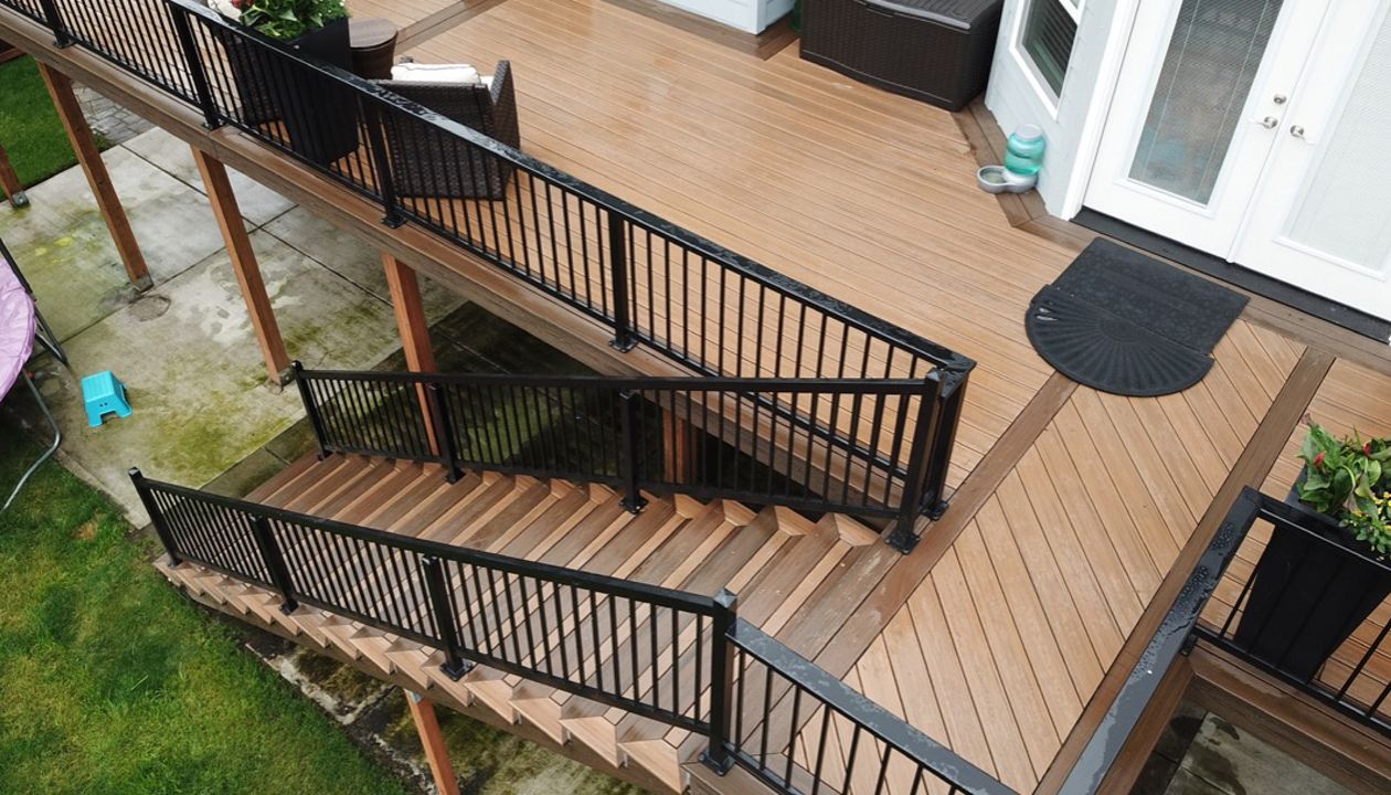 Transcend Tropical Havana Gold Decking bordered with Transcend Tropical Spiced Rum Decking
