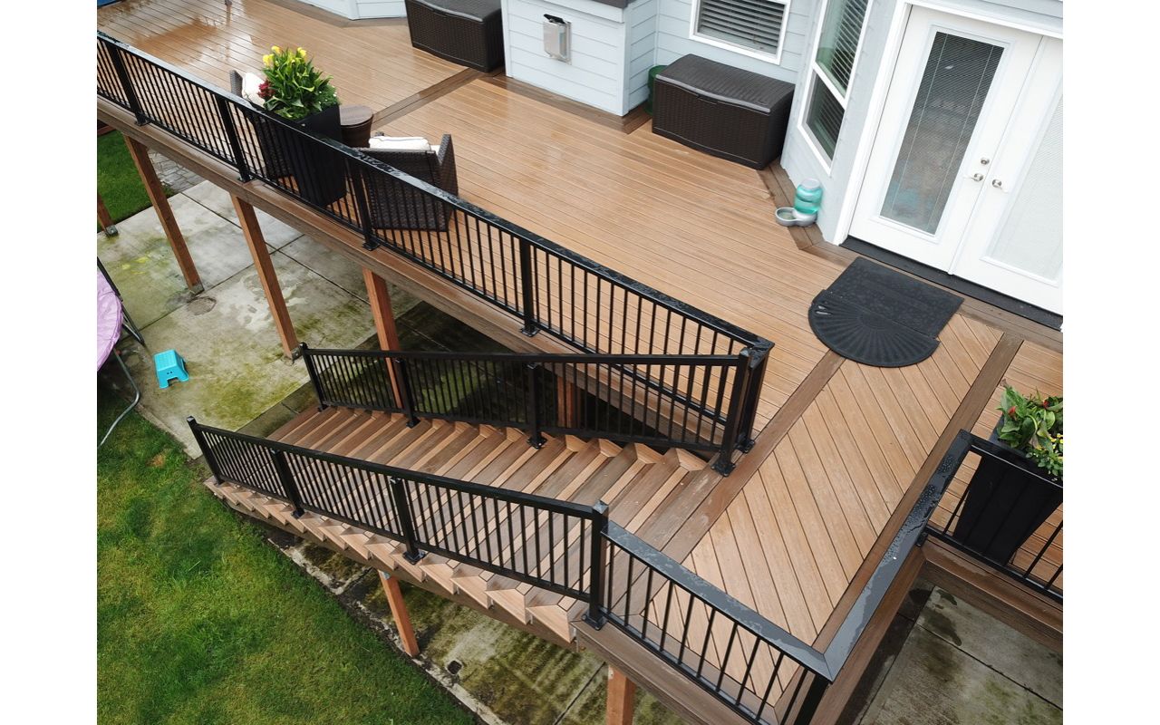 Transcend Tropical Havana Gold Decking bordered with Transcend Tropical Spiced Rum Decking