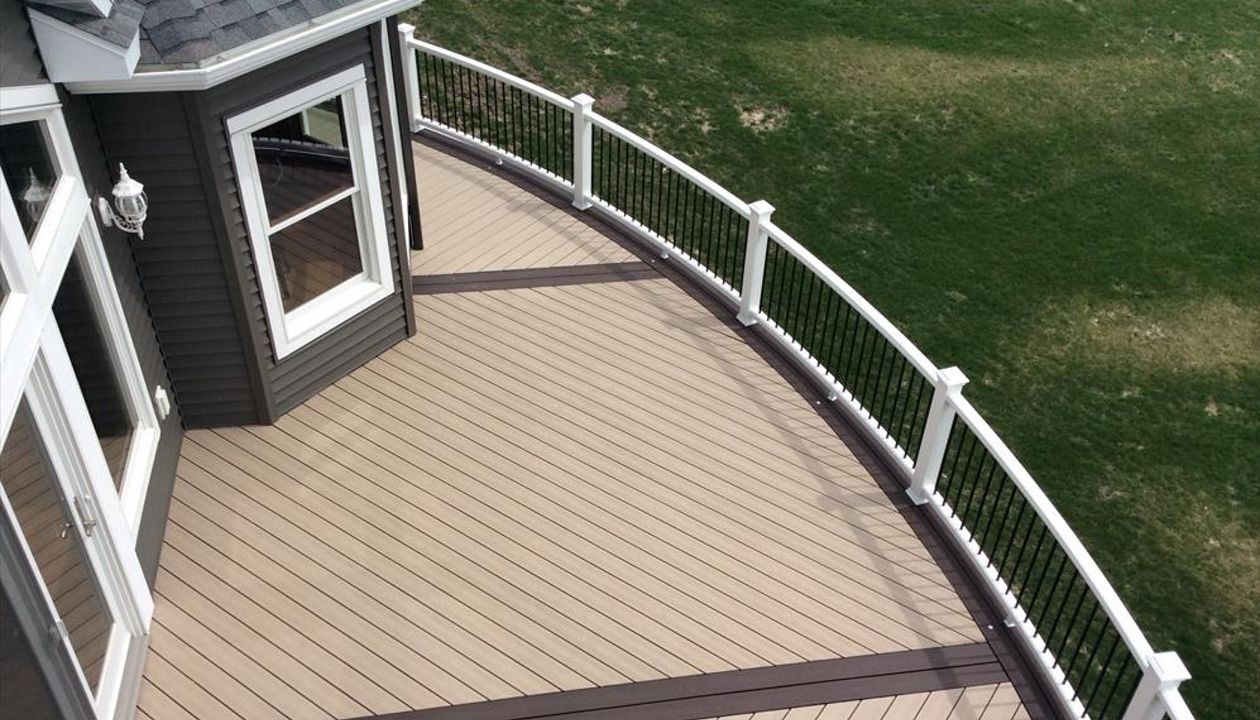 Trex Transcend Rope Swing &amp; Vintage Lantern with Sweeping Curved Trex Transcend Railing Rochester MN