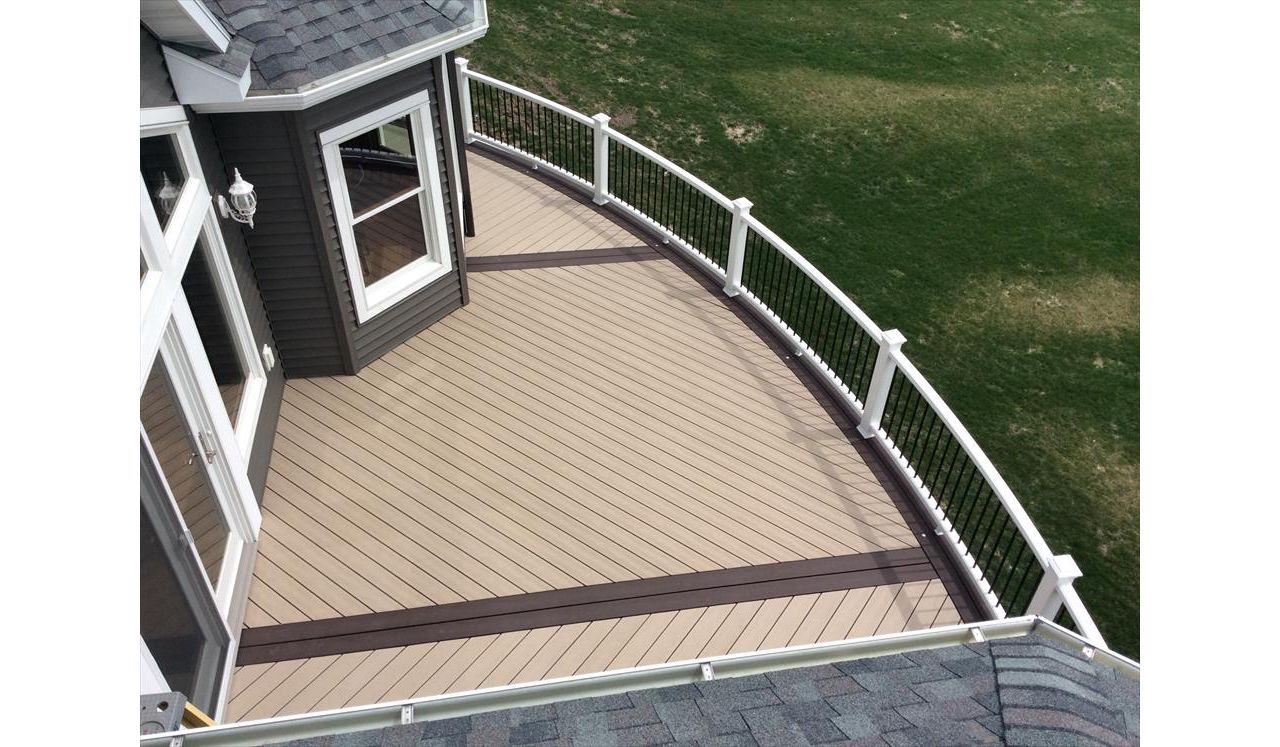 Trex Transcend Rope Swing &amp; Vintage Lantern with Sweeping Curved Trex Transcend Railing Rochester MN