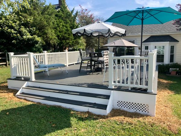 Trex Clam Shell with Trex Transcend White Railing