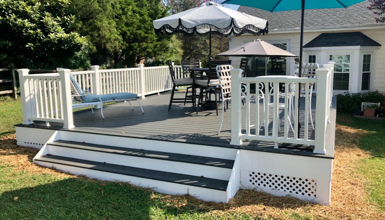 Trex Clam Shell with Trex Transcend White Railing