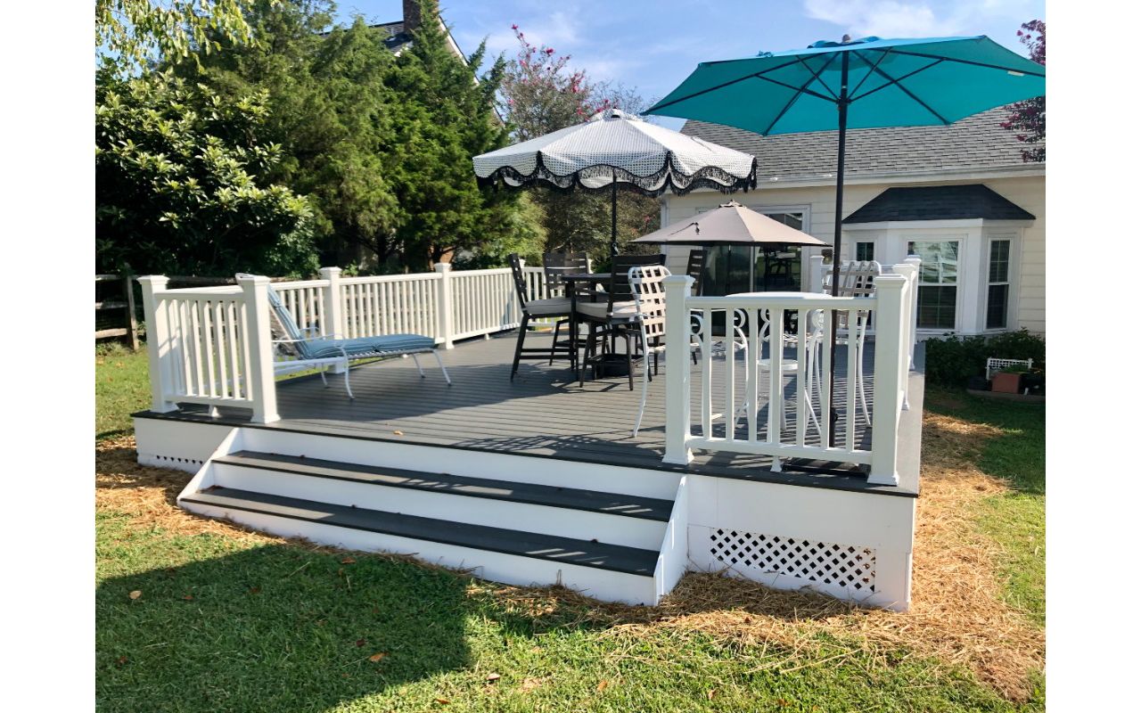 Trex Clam Shell with Trex Transcend White Railing