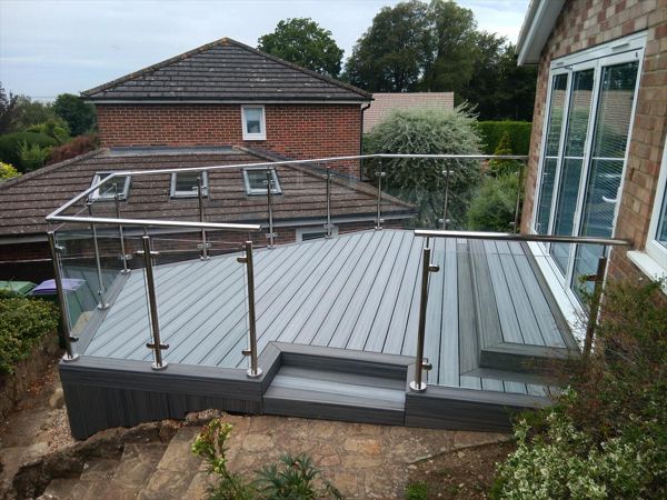 Trex Transcend Island Mist outer field, Trex Enhance Naturals Foggy Wharf main area. Q railings and glass project in Hythe