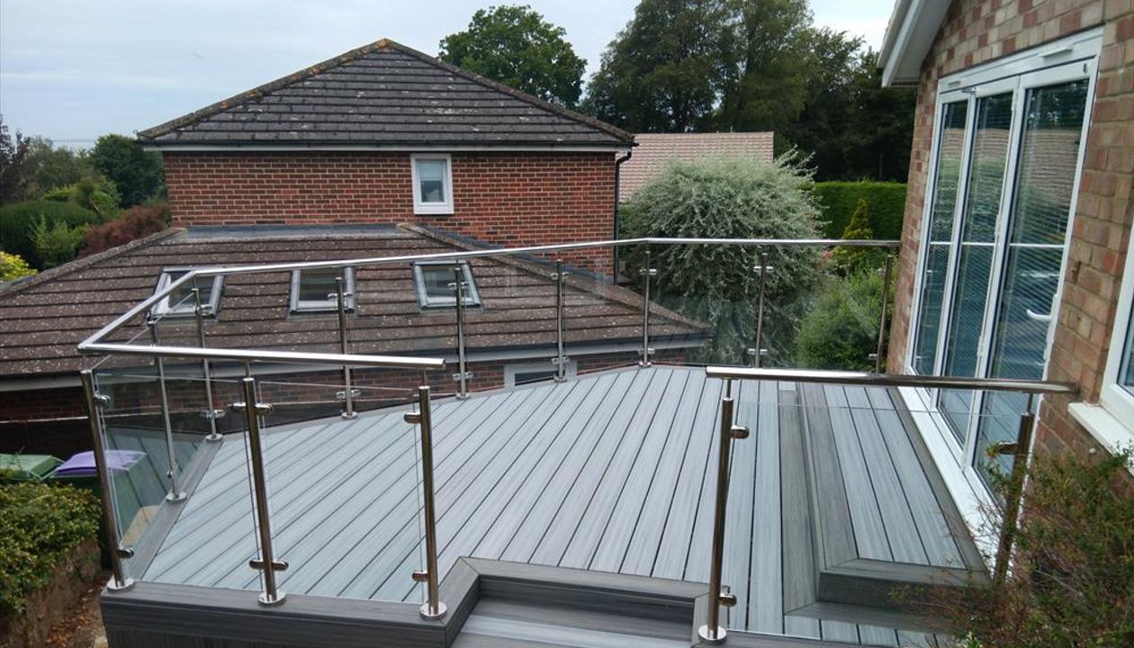 Trex Transcend Island Mist outer field, Trex Enhance Naturals Foggy Wharf main area. Q railings and glass project in Hythe