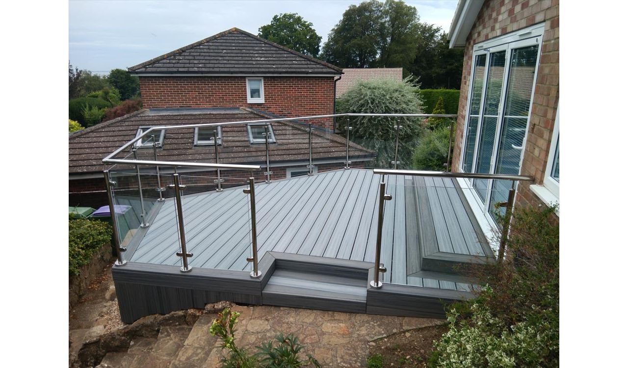 Trex Transcend Island Mist outer field, Trex Enhance Naturals Foggy Wharf main area. Q railings and glass project in Hythe