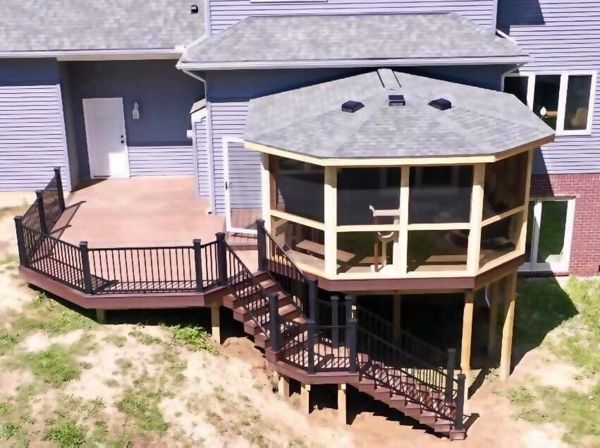 Toasted Sand Decking with Vintage Lantern border. Signature black rail. Cedar screen room. Auburn Hills, Michigan