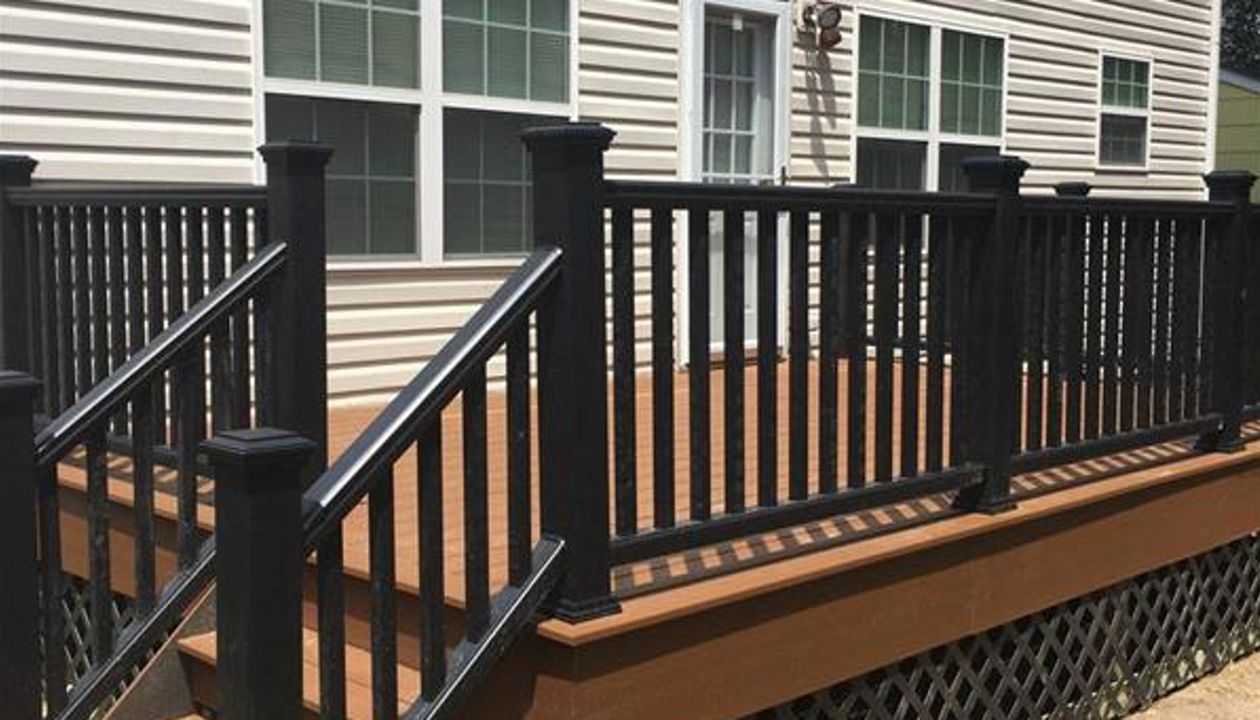 Trex Enhance Saddle decking with Trex Transcend Charcoal Black Railing makes a great design statement