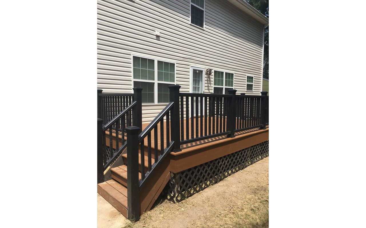 Trex Enhance Saddle decking with Trex Transcend Charcoal Black Railing makes a great design statement