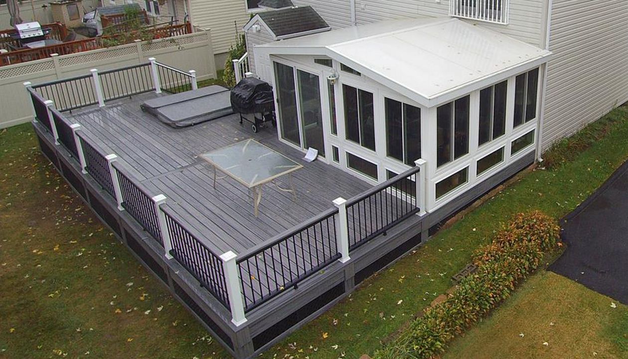 Island Mist Decking with black aluminum balusters and Gravel Path Cocktail Rail in Wallington, NJ