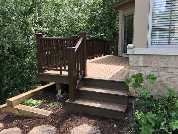 Transcend decking in Havanna Gold with a Spiced Rum picture-frame and Transcend Vintage Lantern handrail.