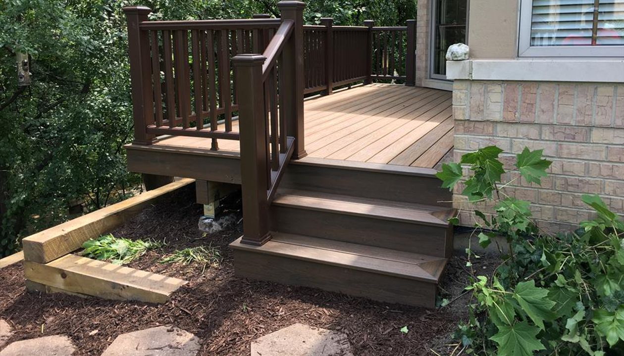 Transcend decking in Havanna Gold with a Spiced Rum picture-frame and Transcend Vintage Lantern handrail.