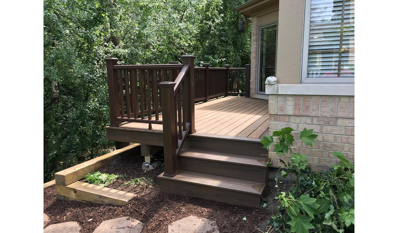 Transcend decking in Havanna Gold with a Spiced Rum picture-frame and Transcend Vintage Lantern handrail.