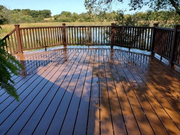 Trex Enhance basics covers this large deck overlooking a lake in Salem WI.  Use of hidden fasteners provides clean look.  Classic Vintage Lantern Railing w/ square balusters enclose this deck.