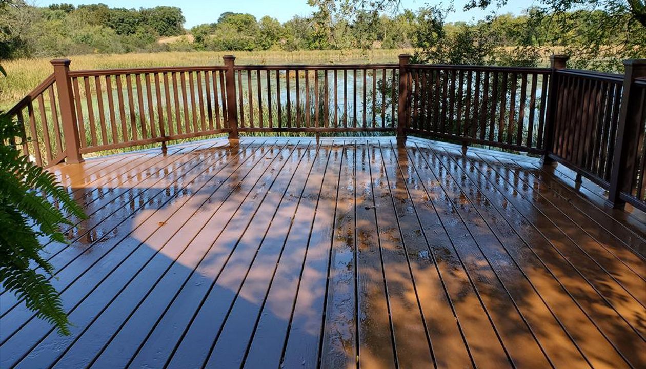 Trex Enhance basics covers this large deck overlooking a lake in Salem WI.  Use of hidden fasteners provides clean look.  Classic Vintage Lantern Railing w/ square balusters enclose this deck.
