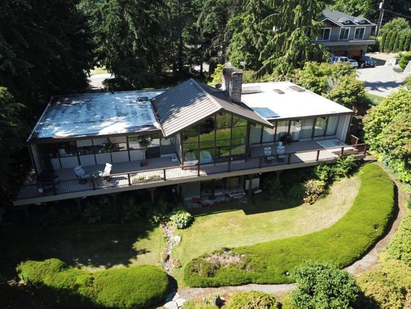 Custom Deck featuring Trex Transcend Rope Swing Decking with Trex Signature railing in Federal Way, WA