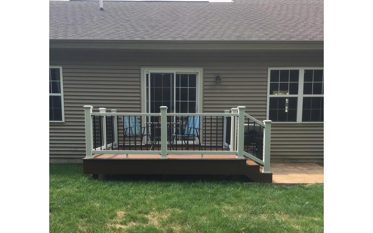 Trex Select handrail - Classic White w/round black balusters