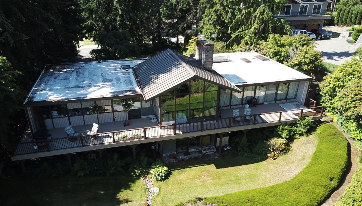 Custom Deck featuring Trex Transcend Rope Swing Decking with Trex Signature railing in Federal Way, WA