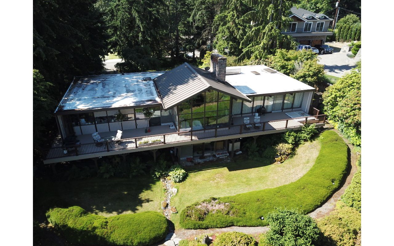 Custom Deck featuring Trex Transcend Rope Swing Decking with Trex Signature railing in Federal Way, WA
