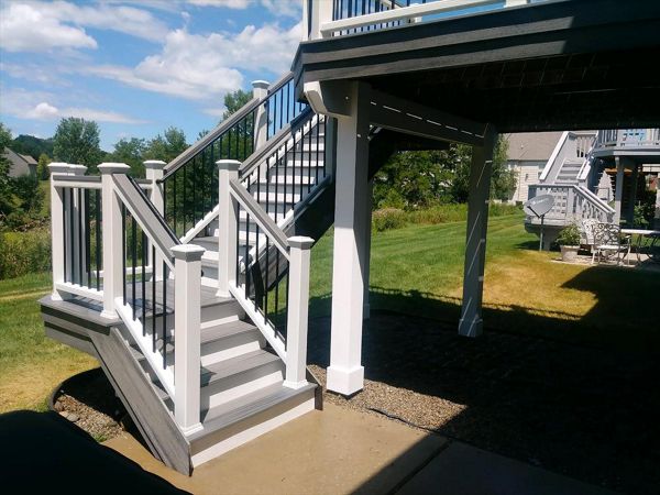 Trex Island Mist decking with an Island Mist cocktail railing.