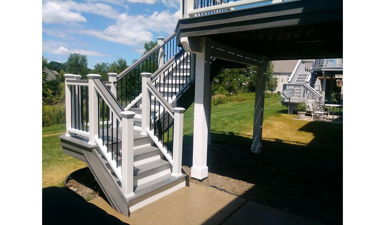 Trex Island Mist decking with an Island Mist cocktail railing.