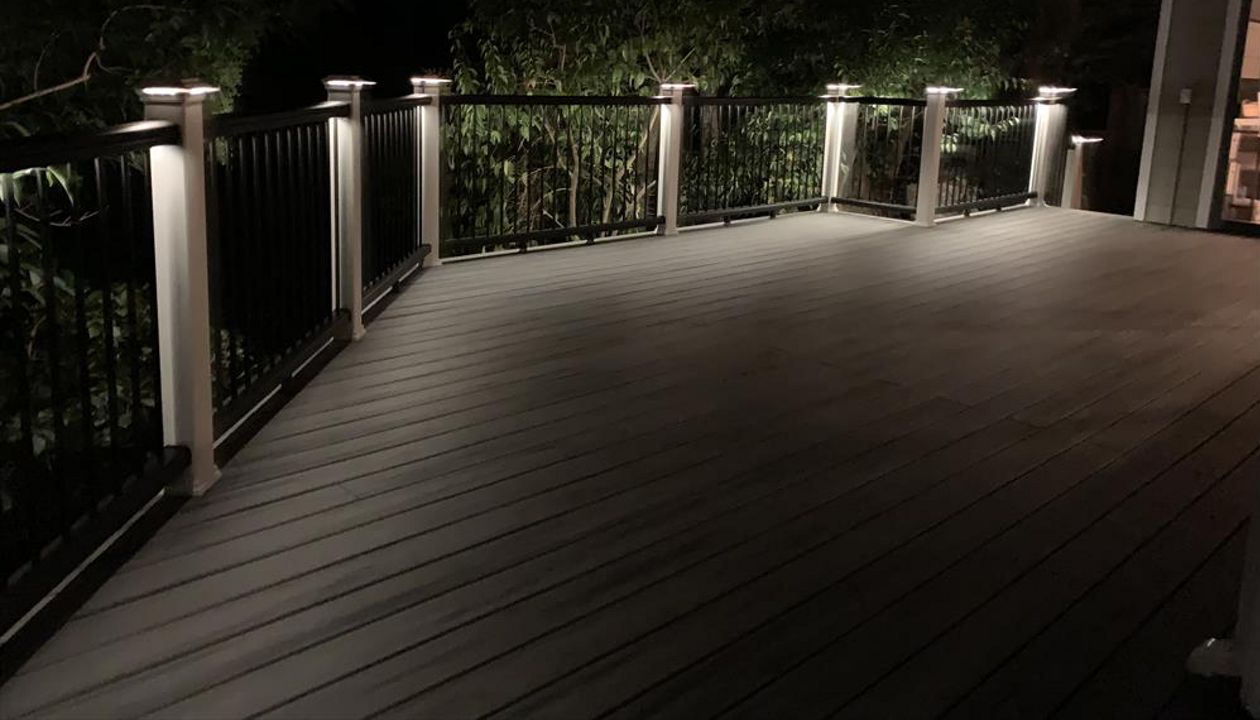 Redwood City, CA - Trex Island Mist/Trex Transcends White/Black rail