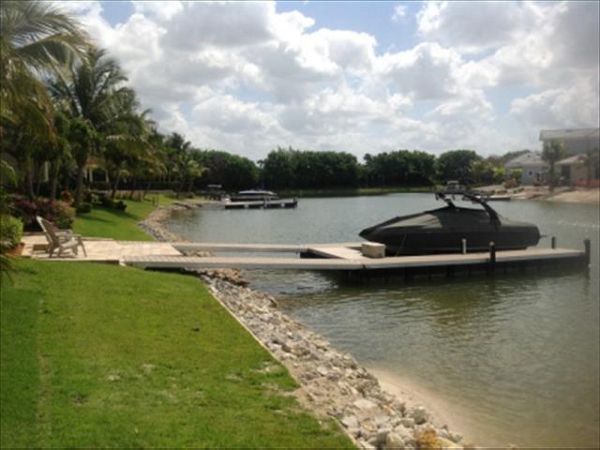 H-Design Dock with Hydraulic Lift