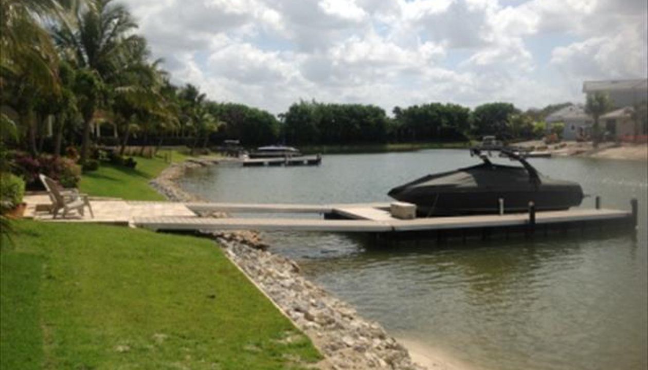 H-Design Dock with Hydraulic Lift